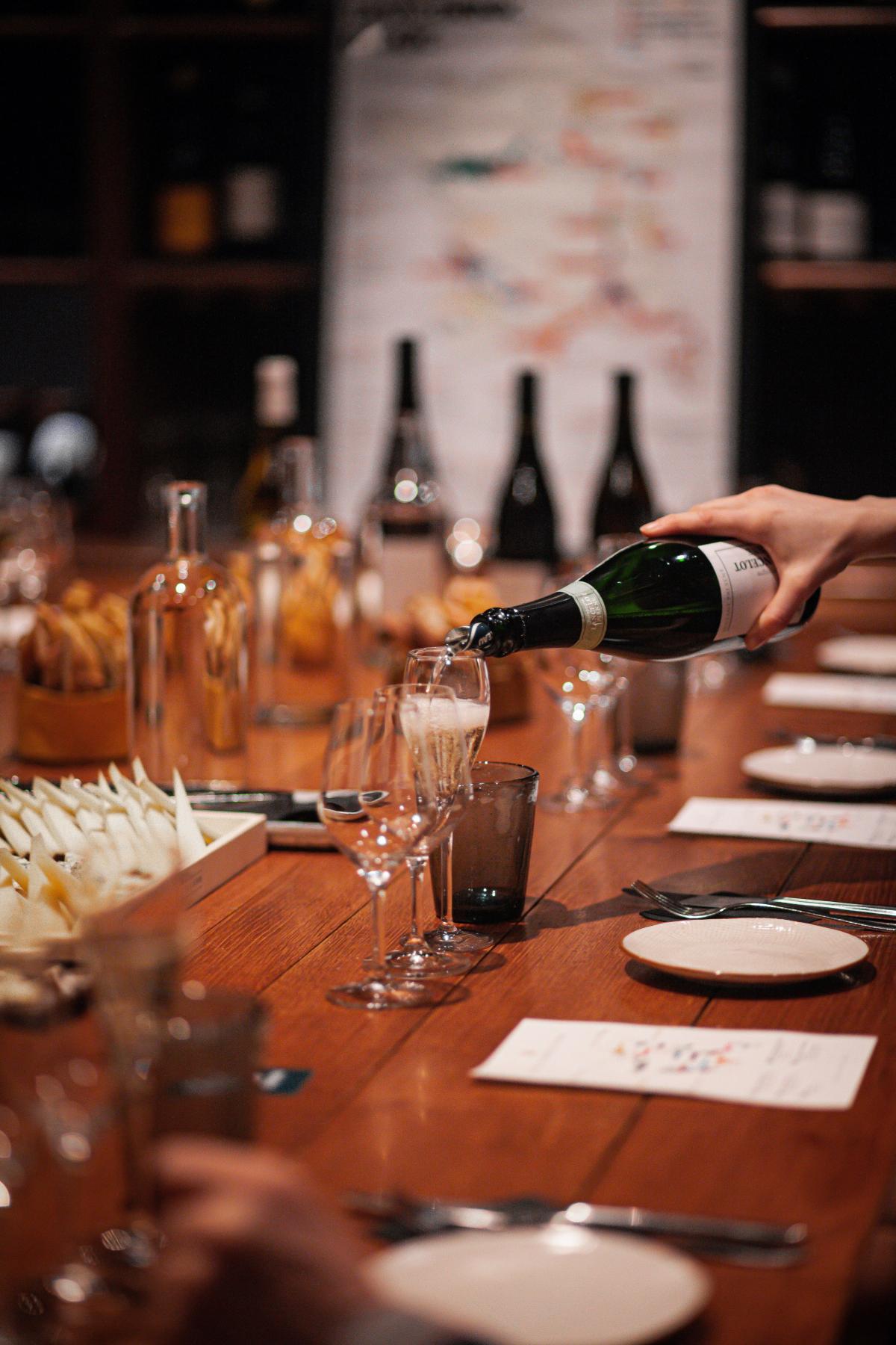 1.75 Paris – Séjournez dans appartements et hôtels élégants - Les meilleures caves à champagne à Paris en 2026: nos adresses d’exception